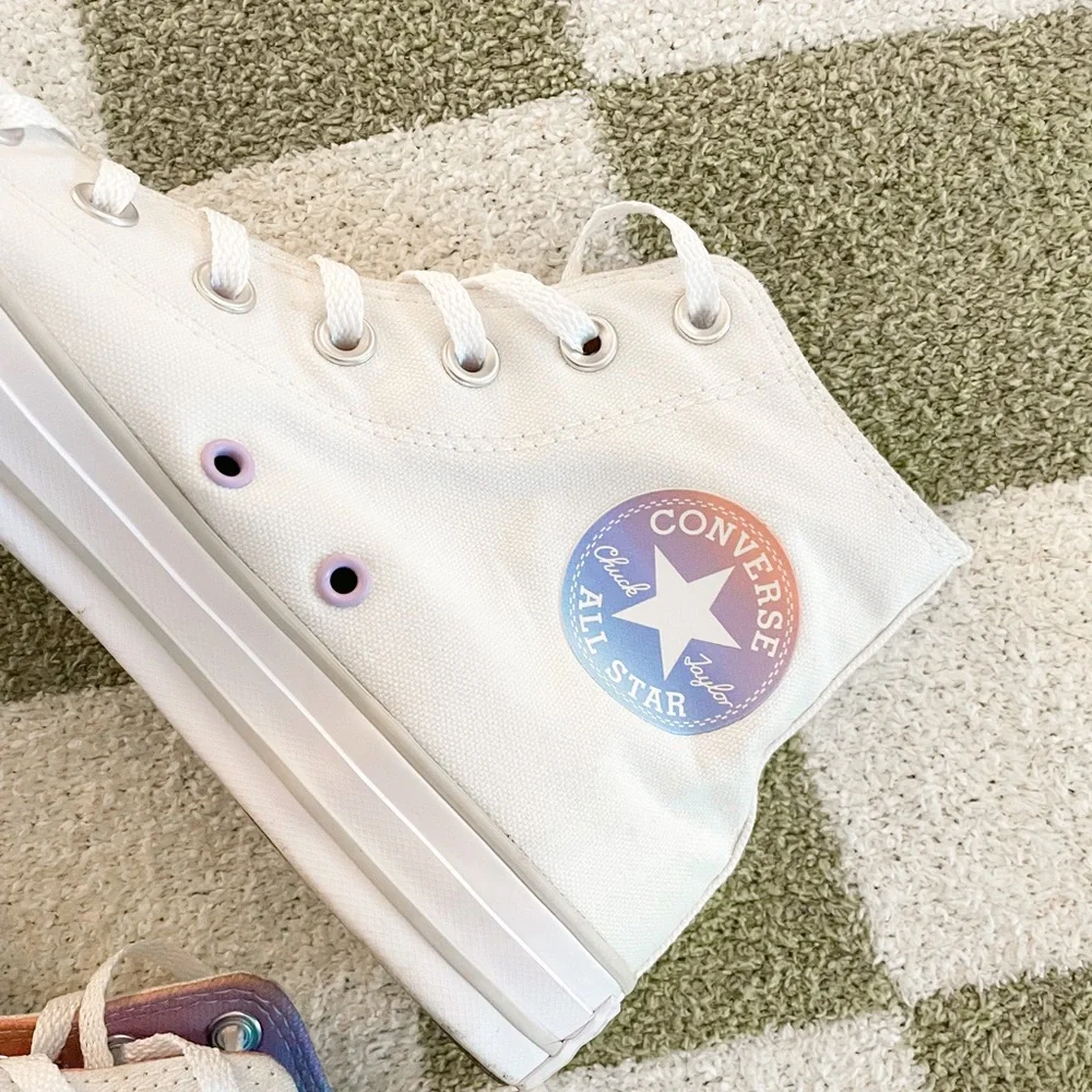 ❗️SOLD ON MERCARI! - White Converse Chuck Taylor All Star - size 8 - Picture 2 of 4